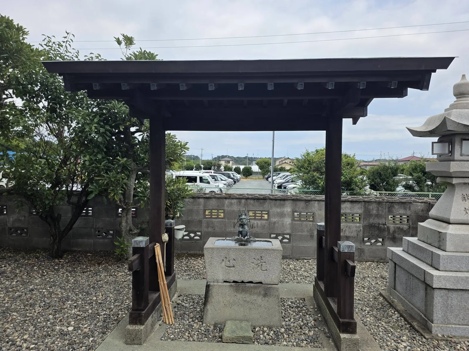 境内の手水舎と手水鉢。