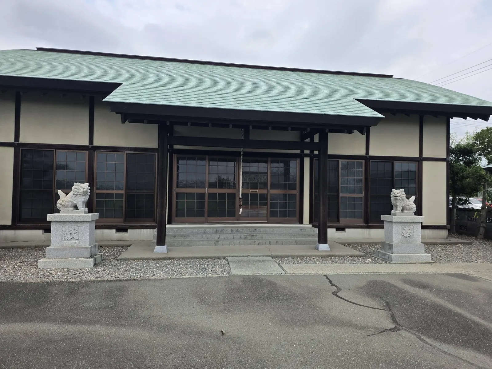十九社神社の社殿正面。左右に狛犬を配する。