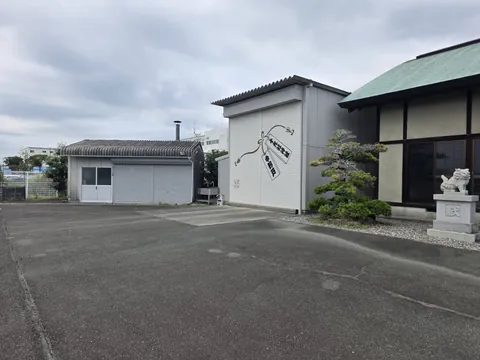 境内と社殿脇の建物。