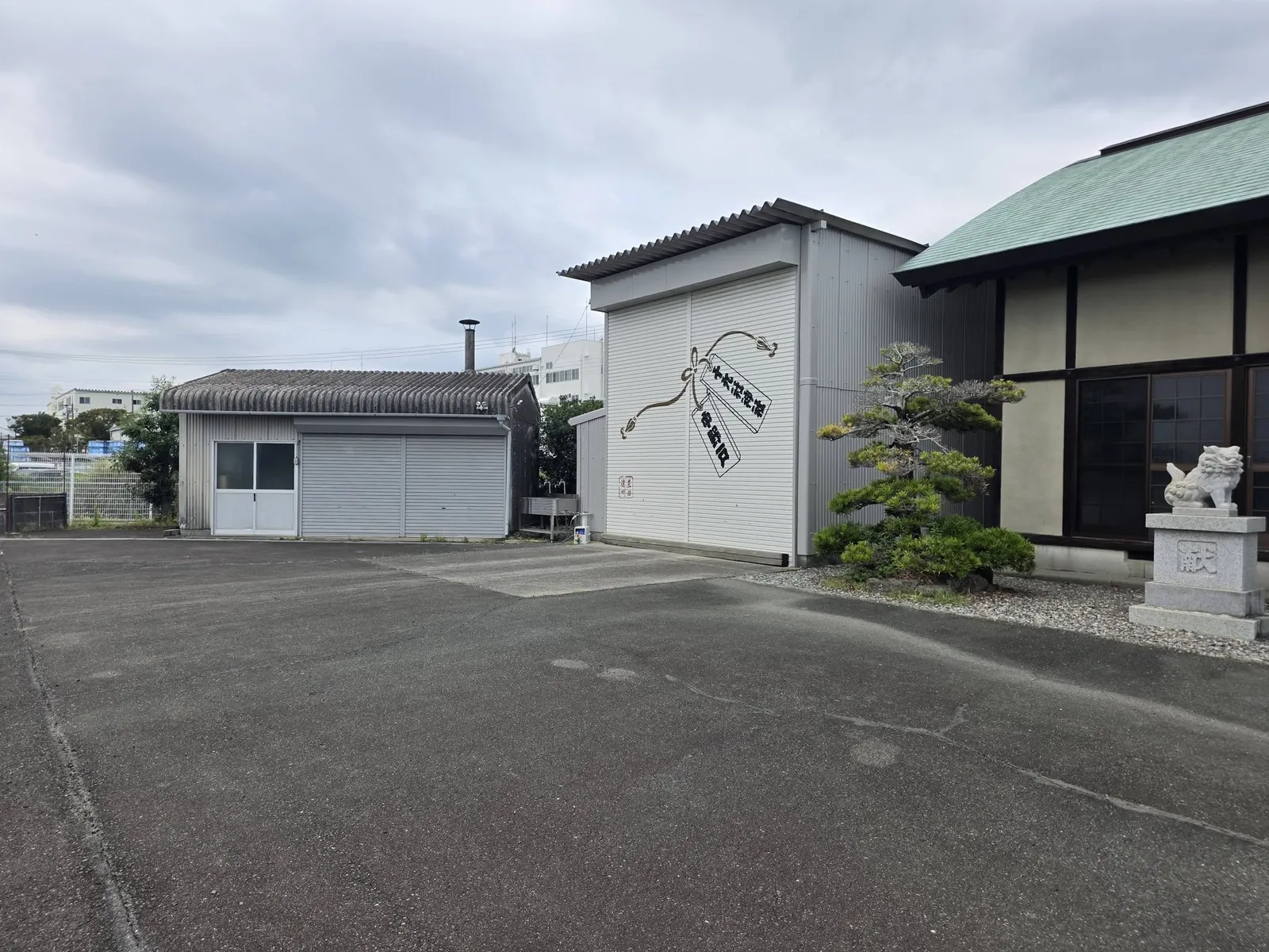 境内と社殿脇の建物。