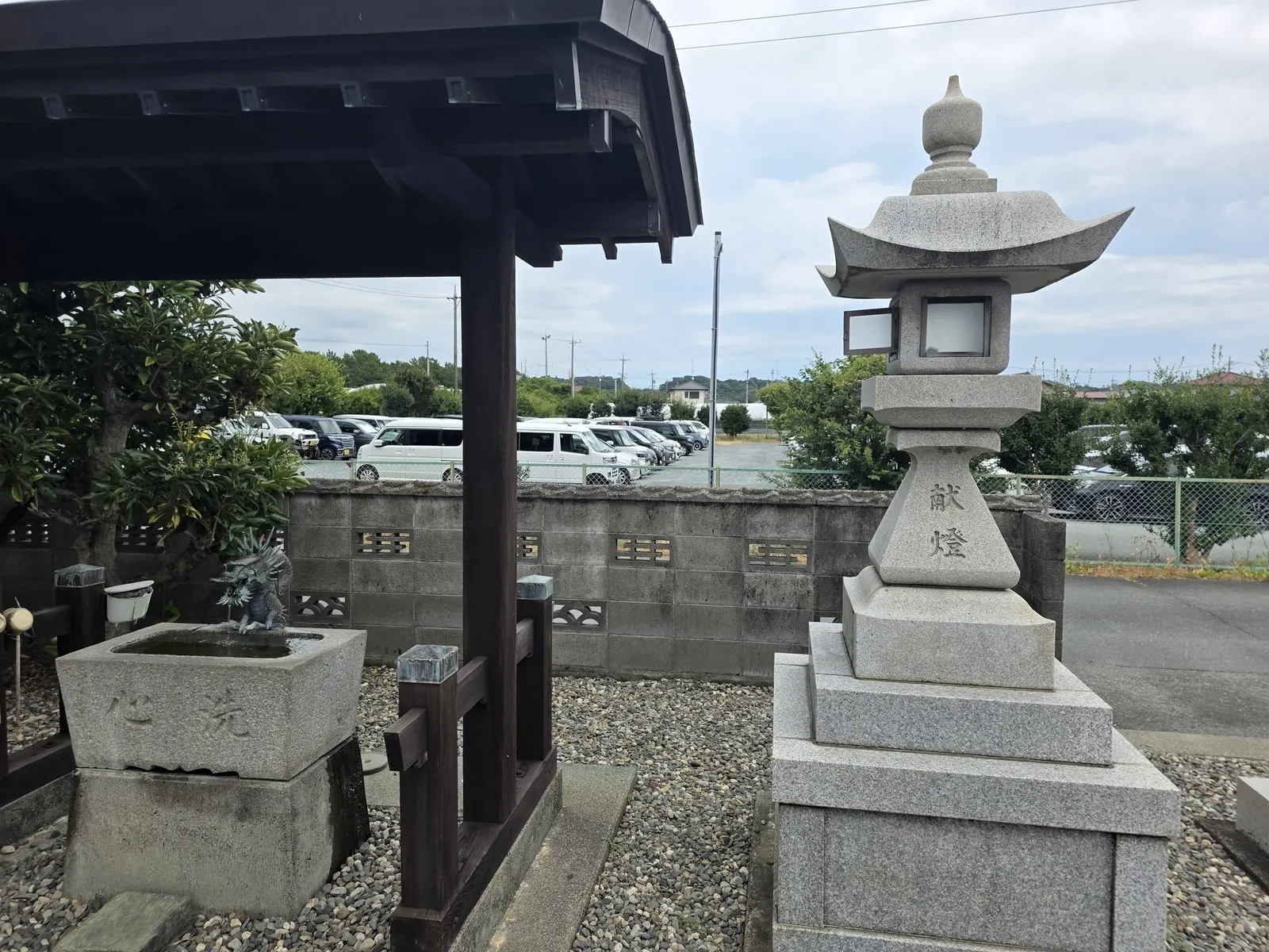 手水舎と奉納された石灯籠。