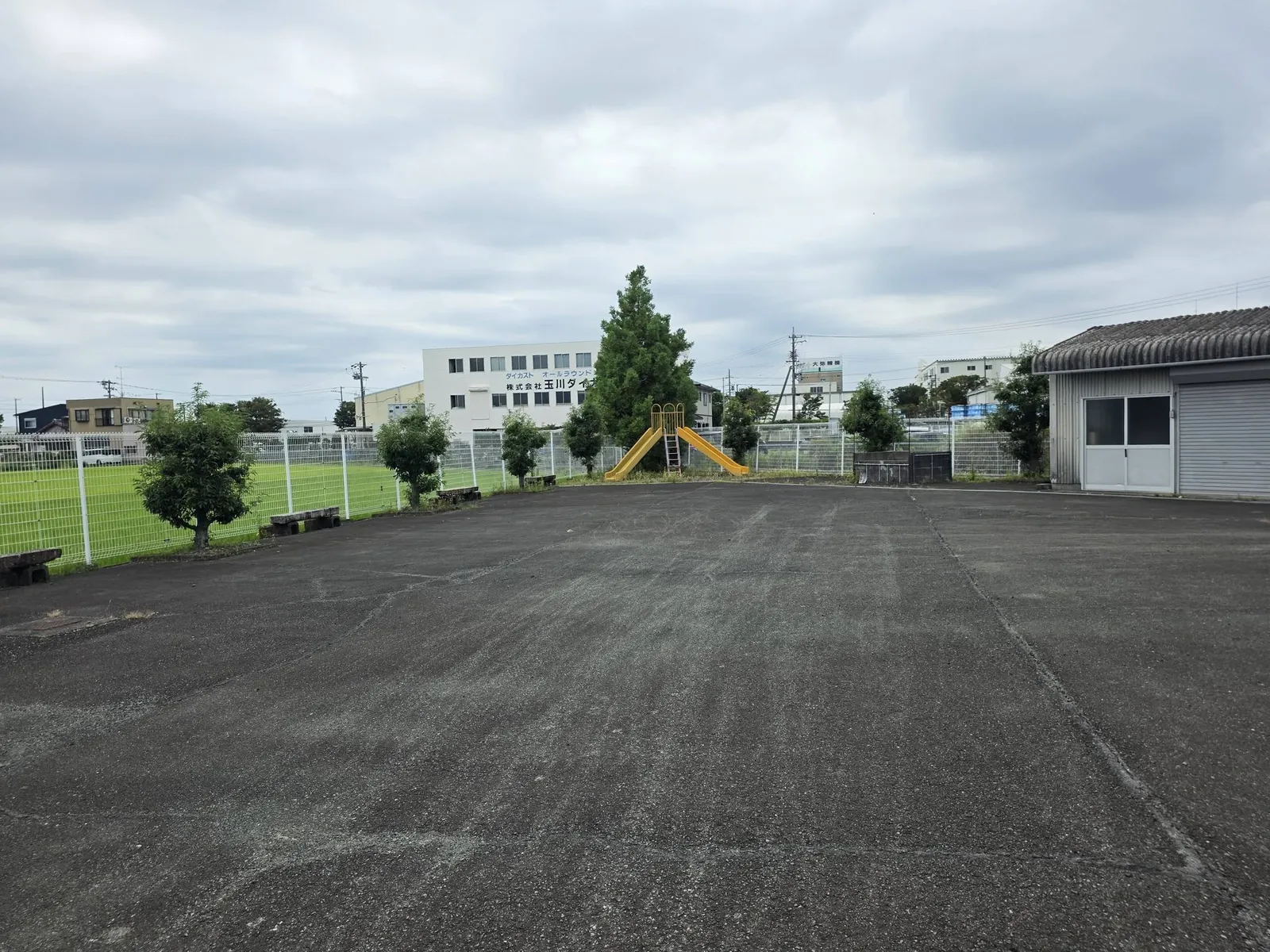 境内から見た周辺の景観。
