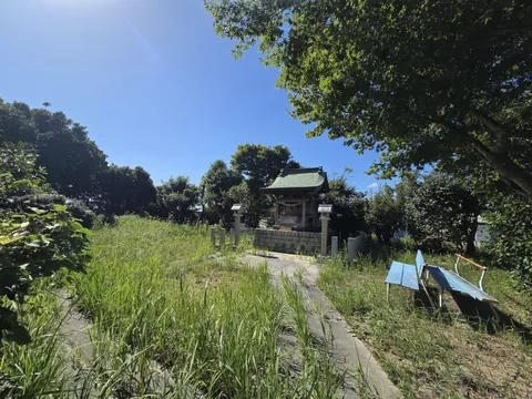 開拓神社：境内正面から見た開拓神社の社殿。