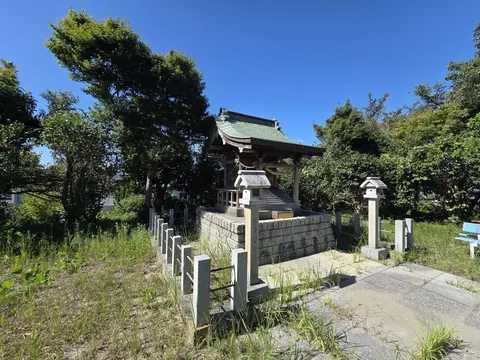 石灯籠と玉垣に囲まれた開拓神社の社殿。