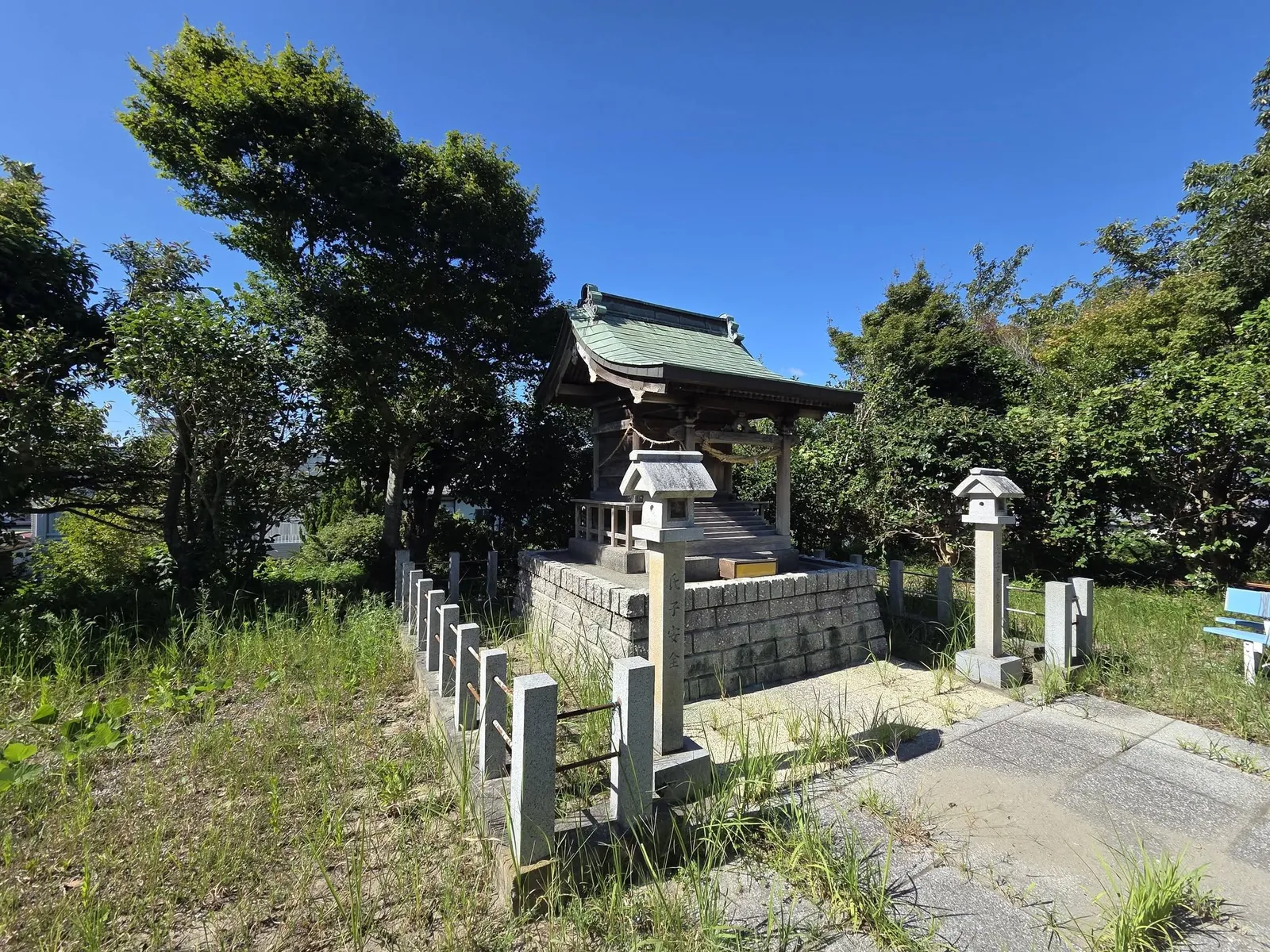 石灯籠と玉垣に囲まれた開拓神社の社殿。