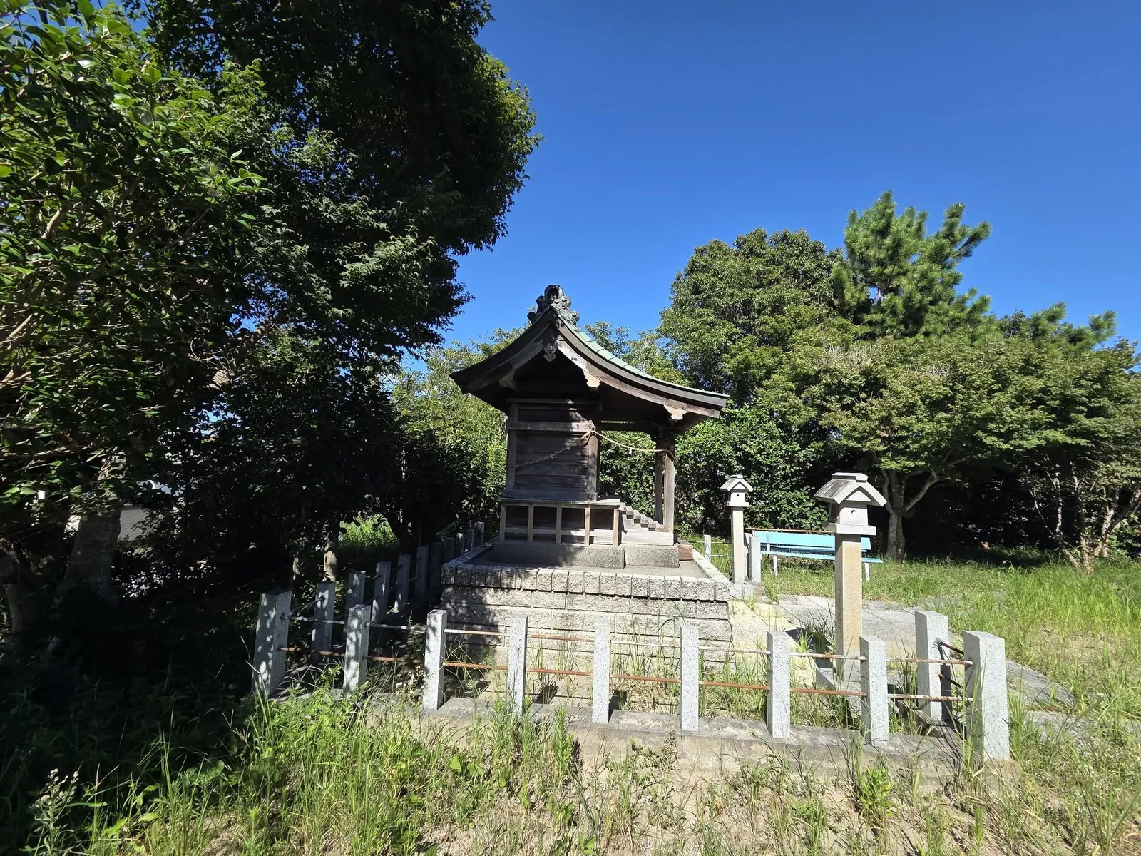 側方から見た開拓神社の社殿。