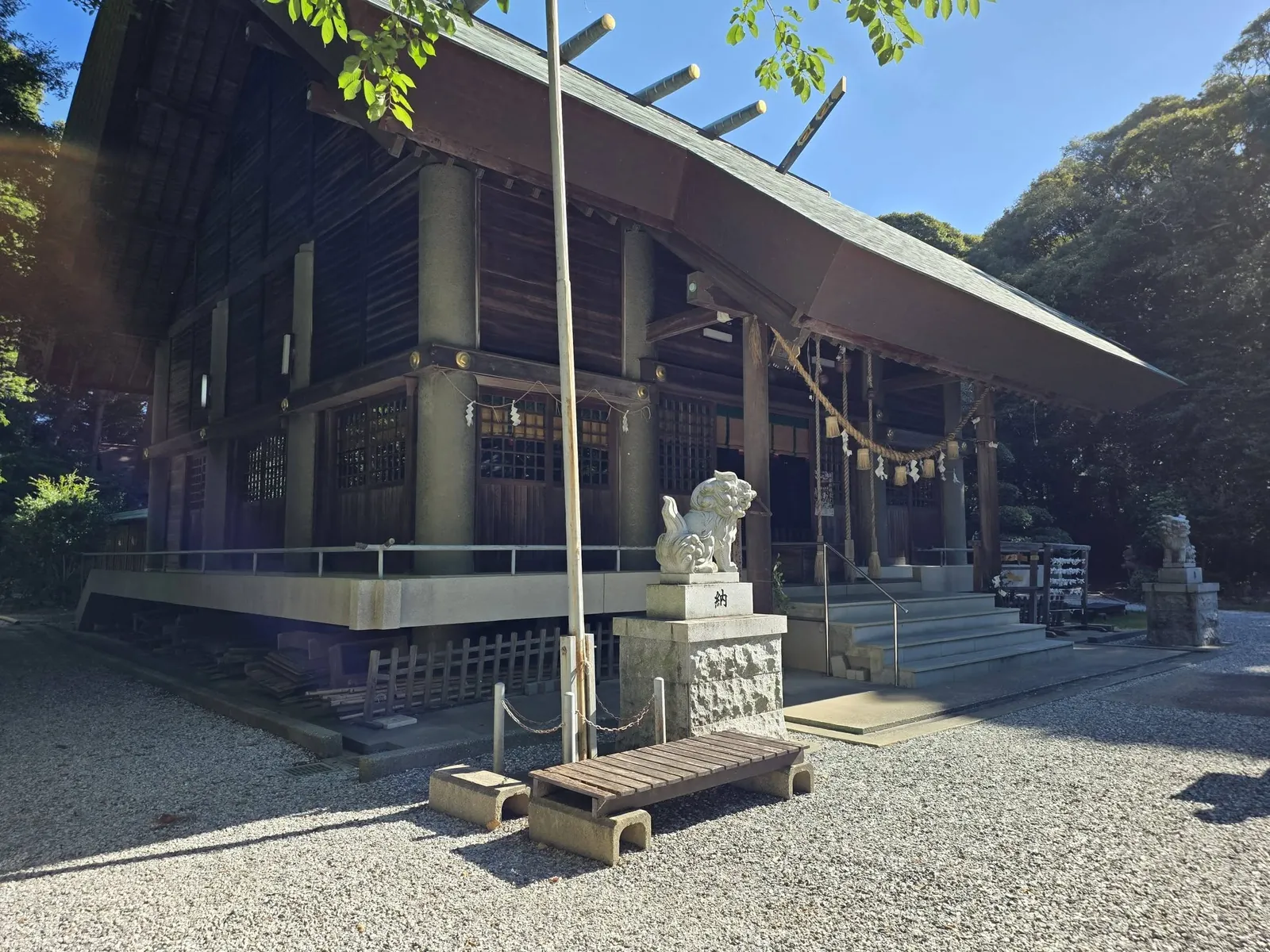 拝殿を斜め前方から見る。