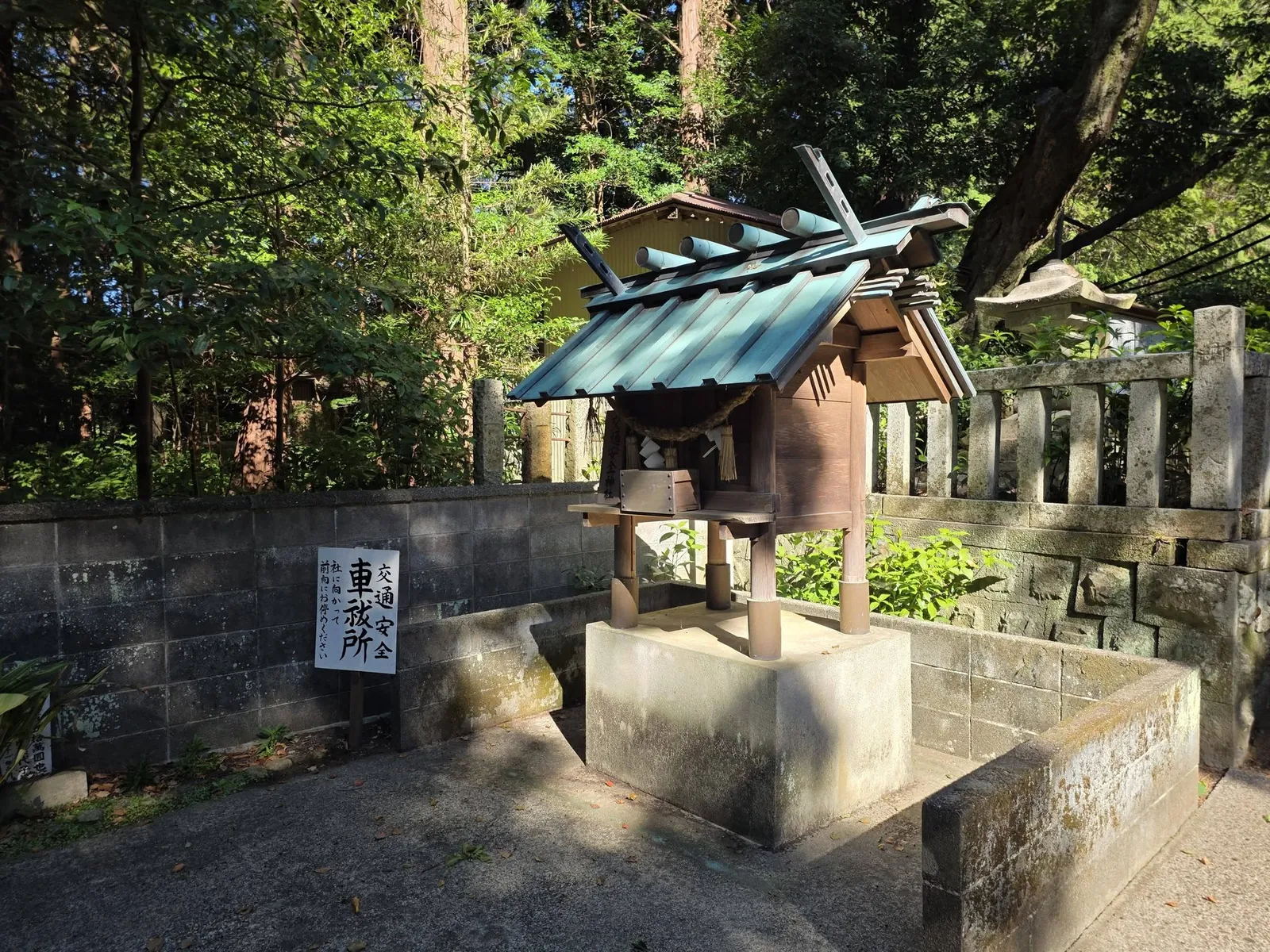 参道脇の石祠と玉垣。