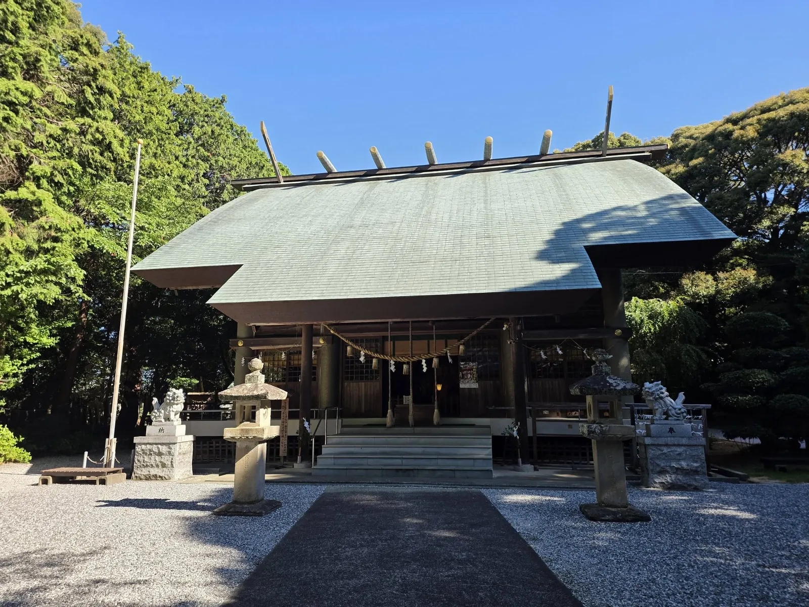 参道正面から見た鎌田神明宮の拝殿。