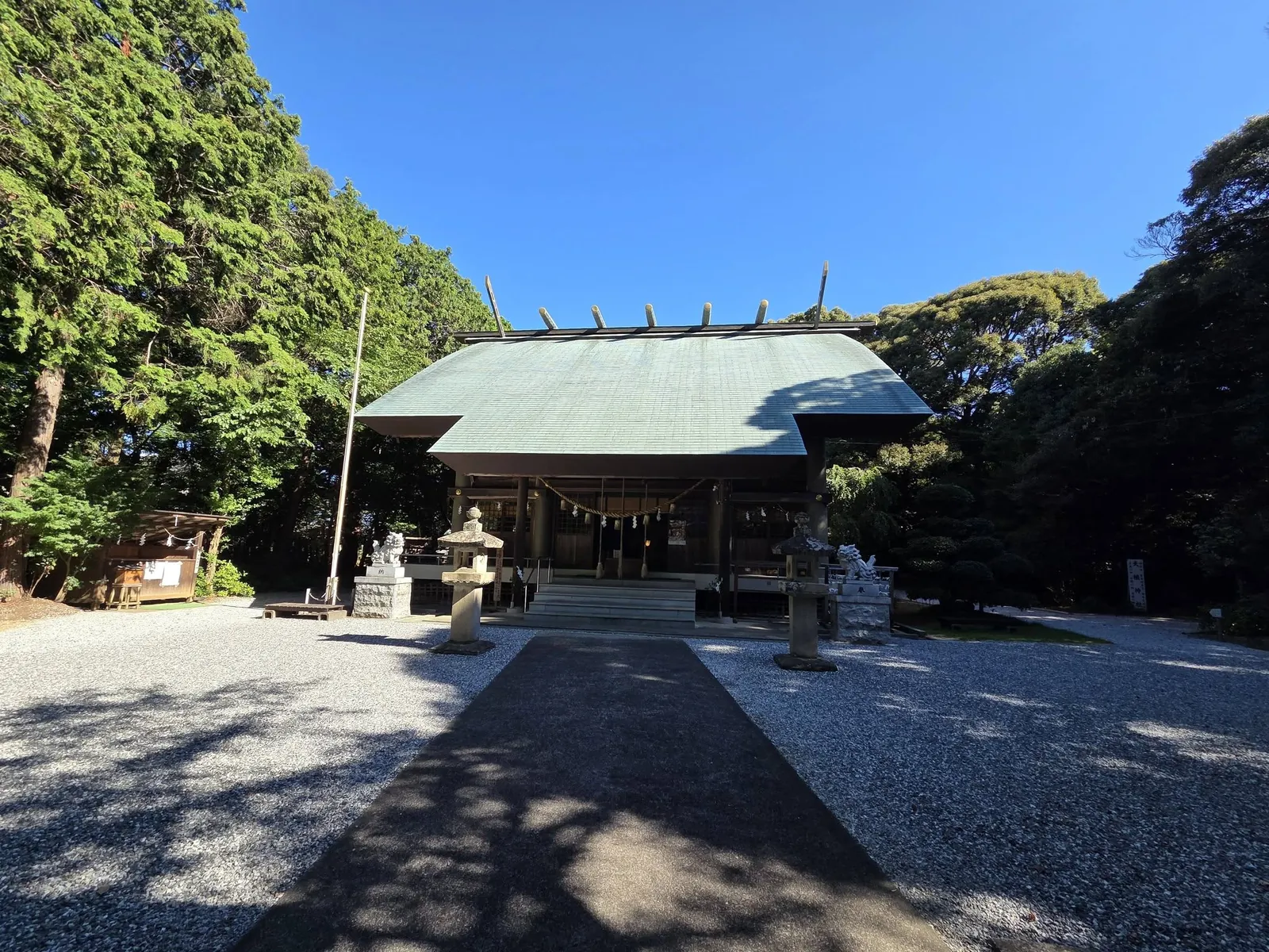 広い境内から拝殿正面を望む。