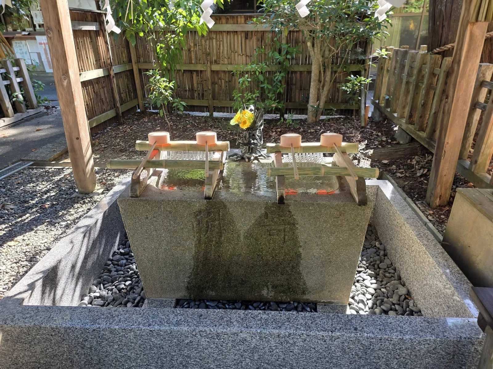手水舎の水盤。柄杓を備える。