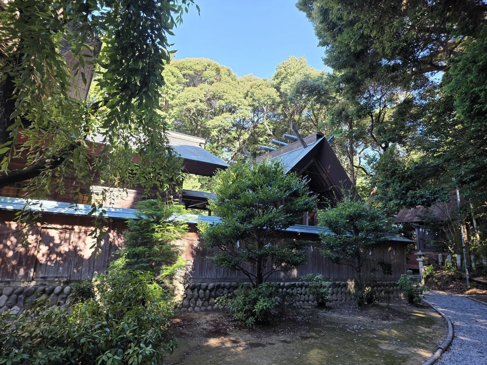 境内の高所から社殿と付属建物を望む。