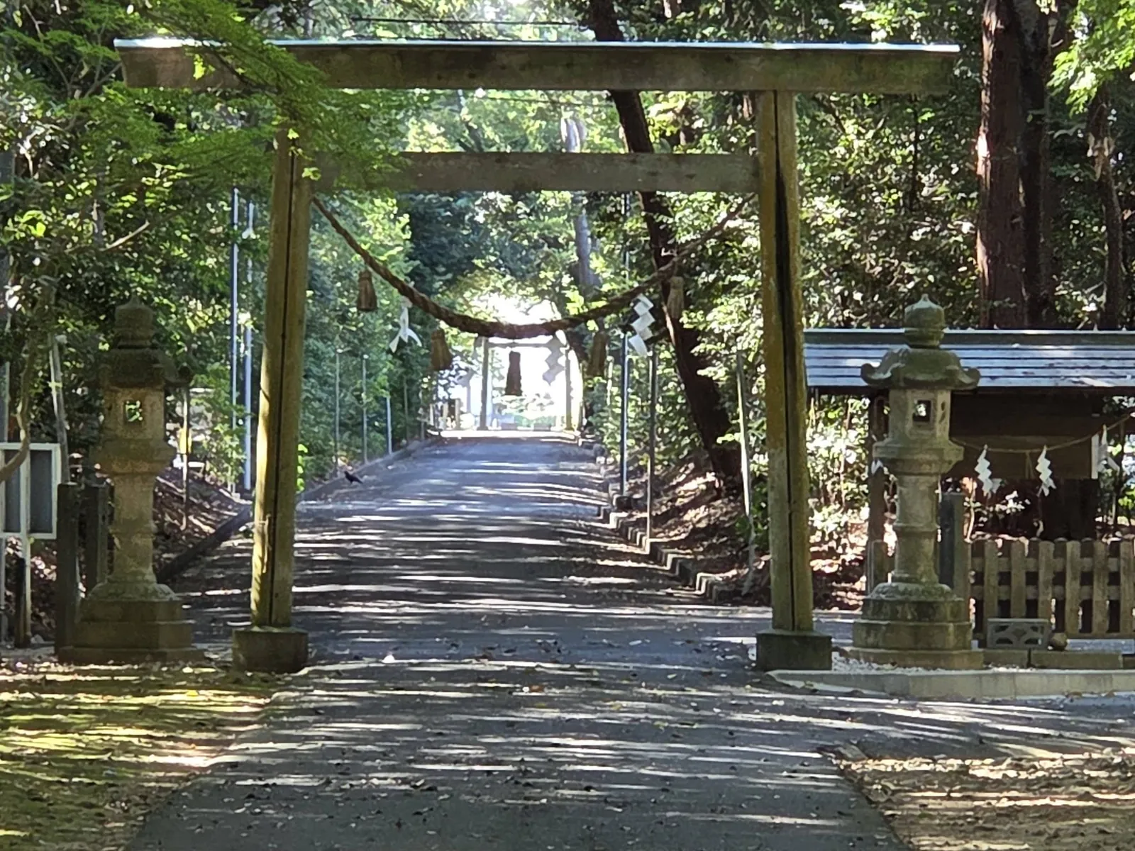 境内側から石造鳥居と参道を望む。