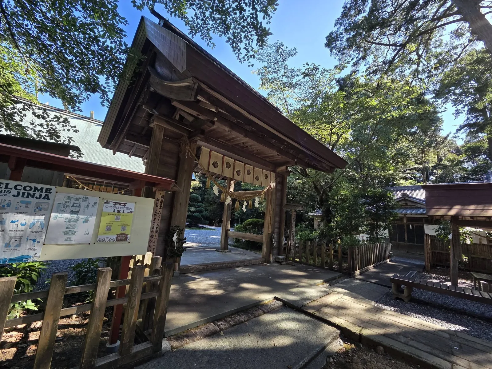 境内の掲示板と社務所側の入口。
