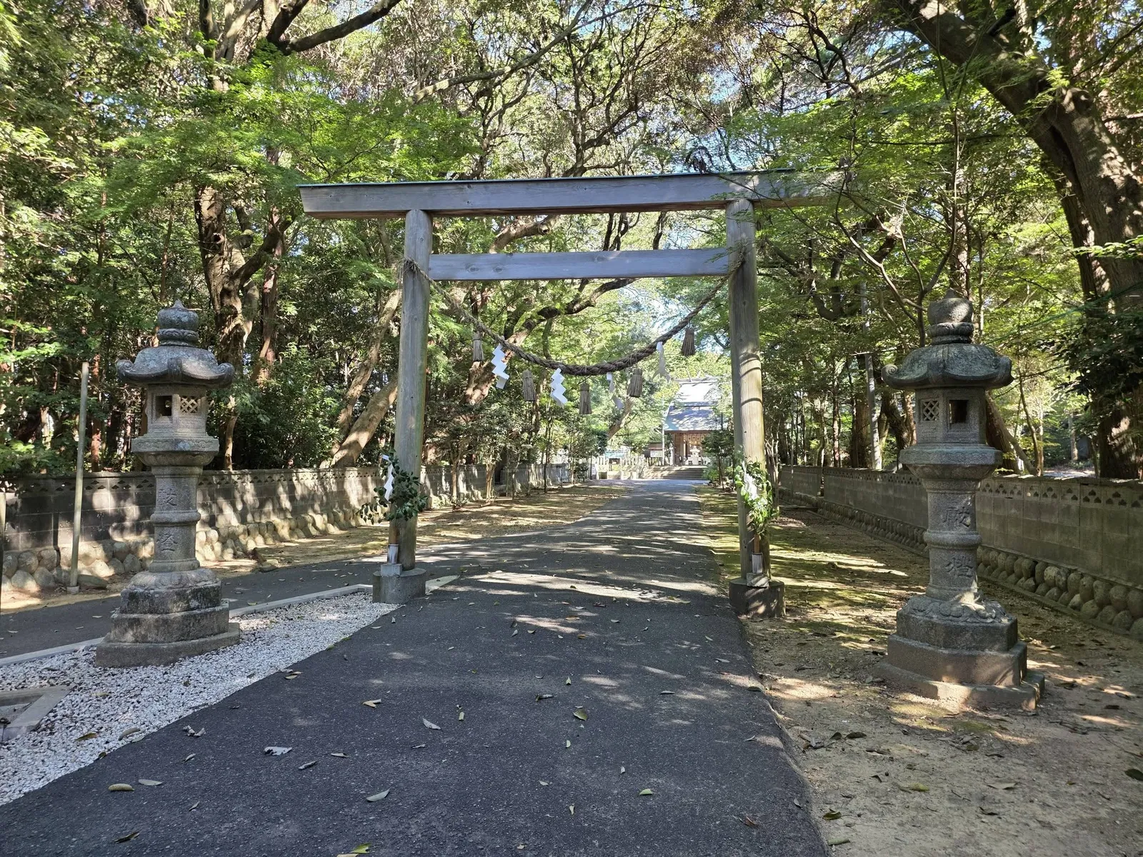 参道の石造鳥居を正面から見る。