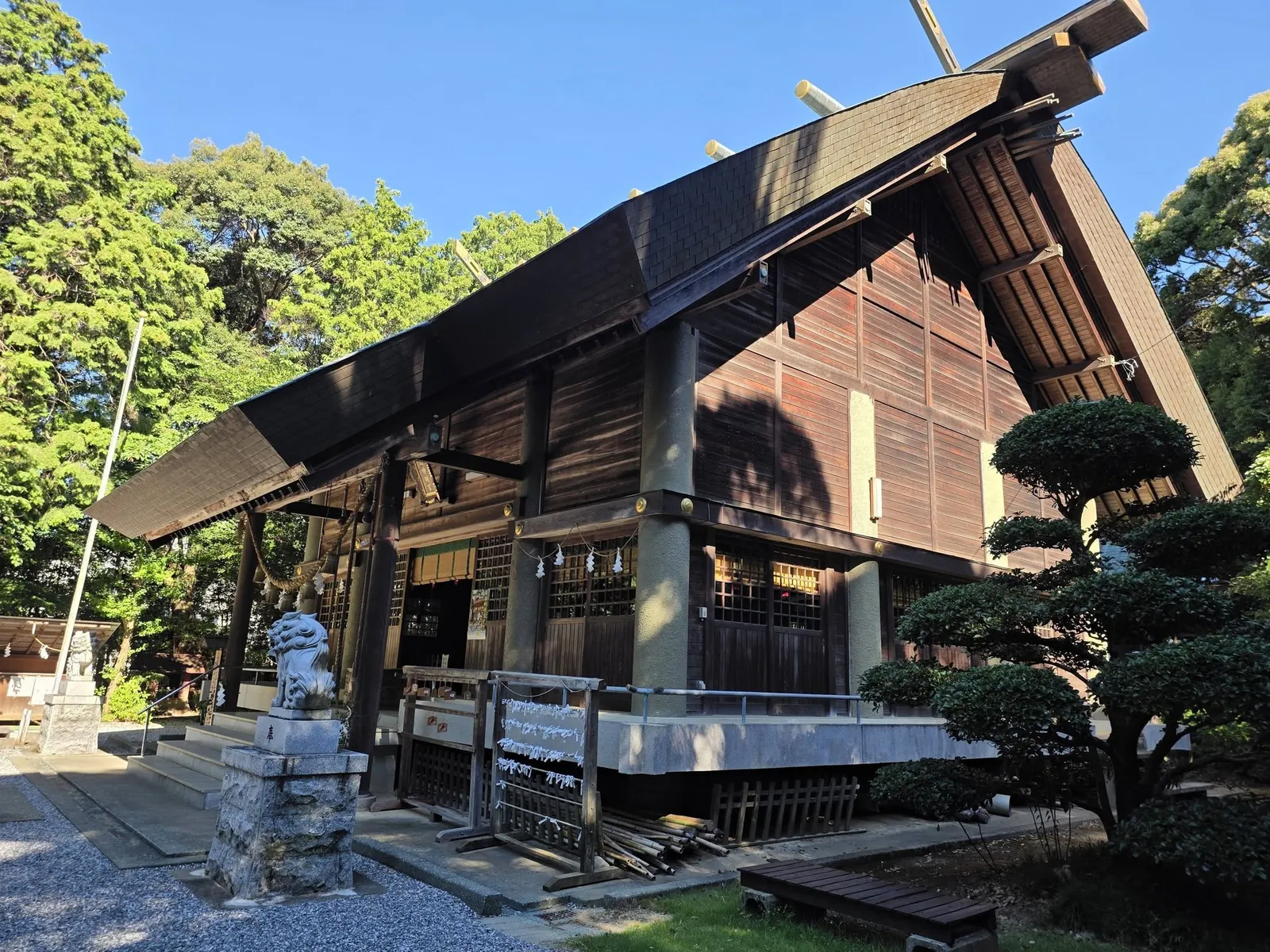 拝殿を斜め側方から見る。神明造の屋根が見える。