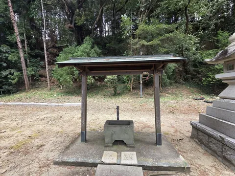 境内の手水舎。石造の水盤を備える。