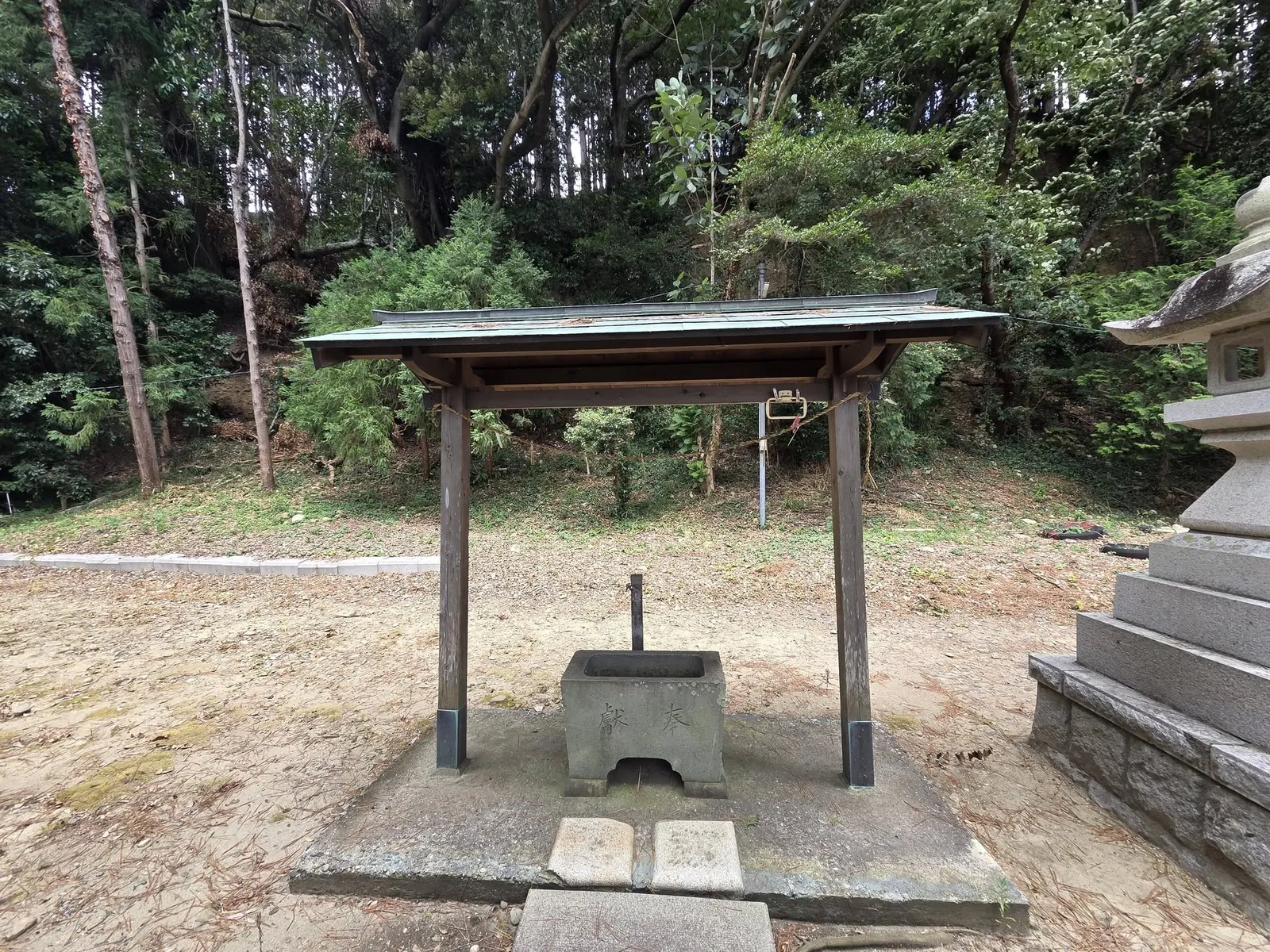 境内の手水舎。石造の水盤を備える。