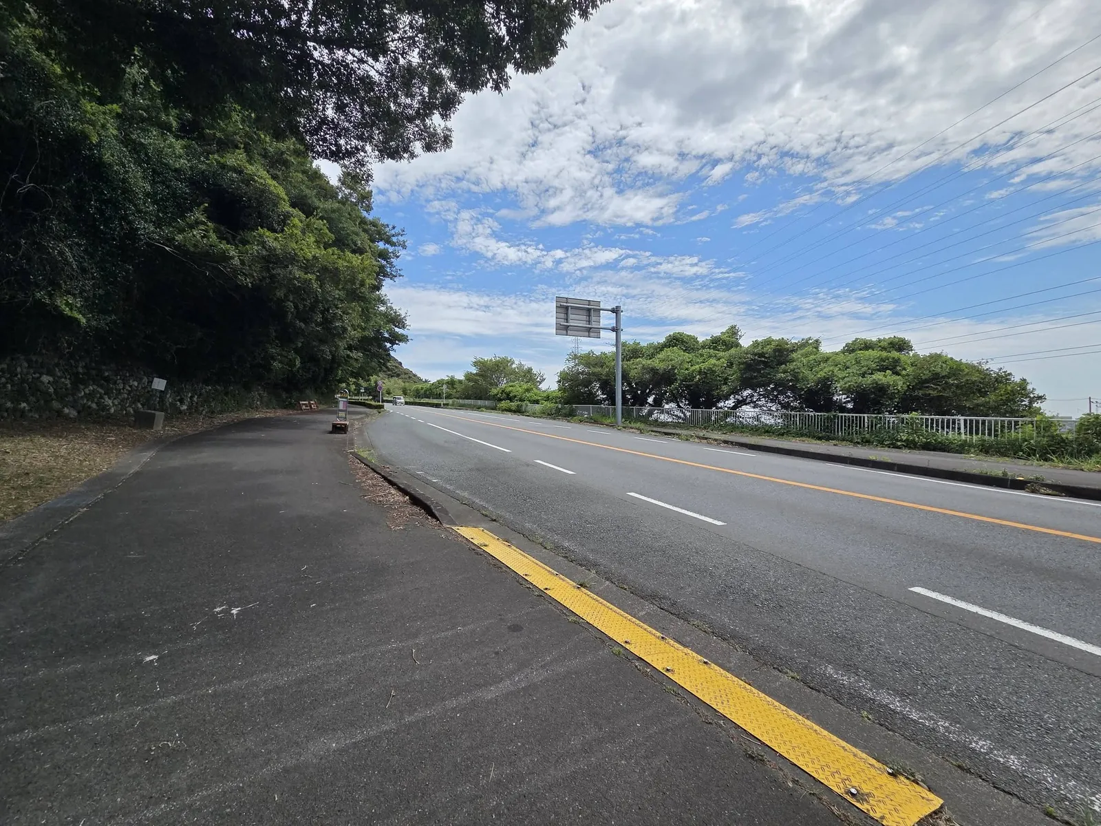 境内脇の道路と周辺の景観。