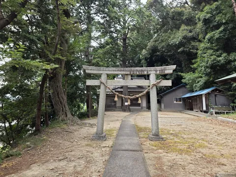 賀茂神社：参道正面から見た石造鳥居。奥に社殿が見える。