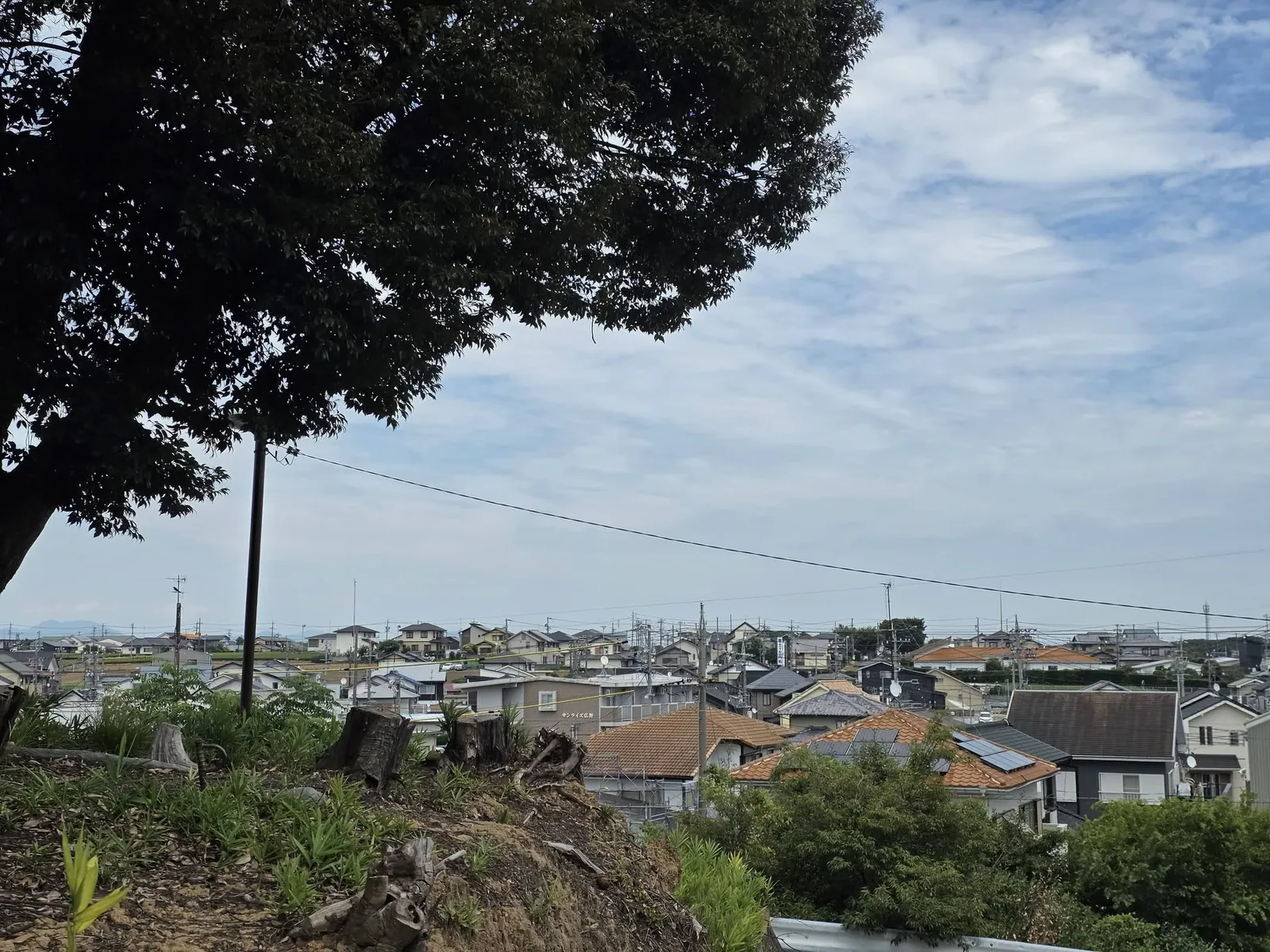境内の高台から富丘の集落を望む。