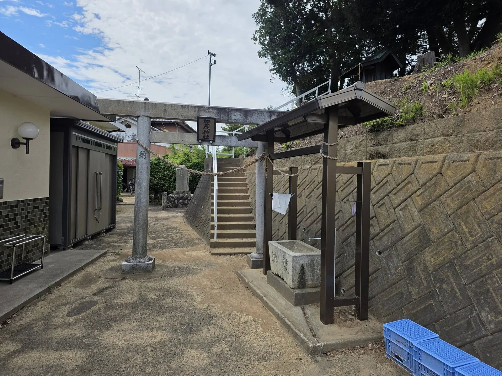 境内入口の石造鳥居と、社殿へ続く石段。