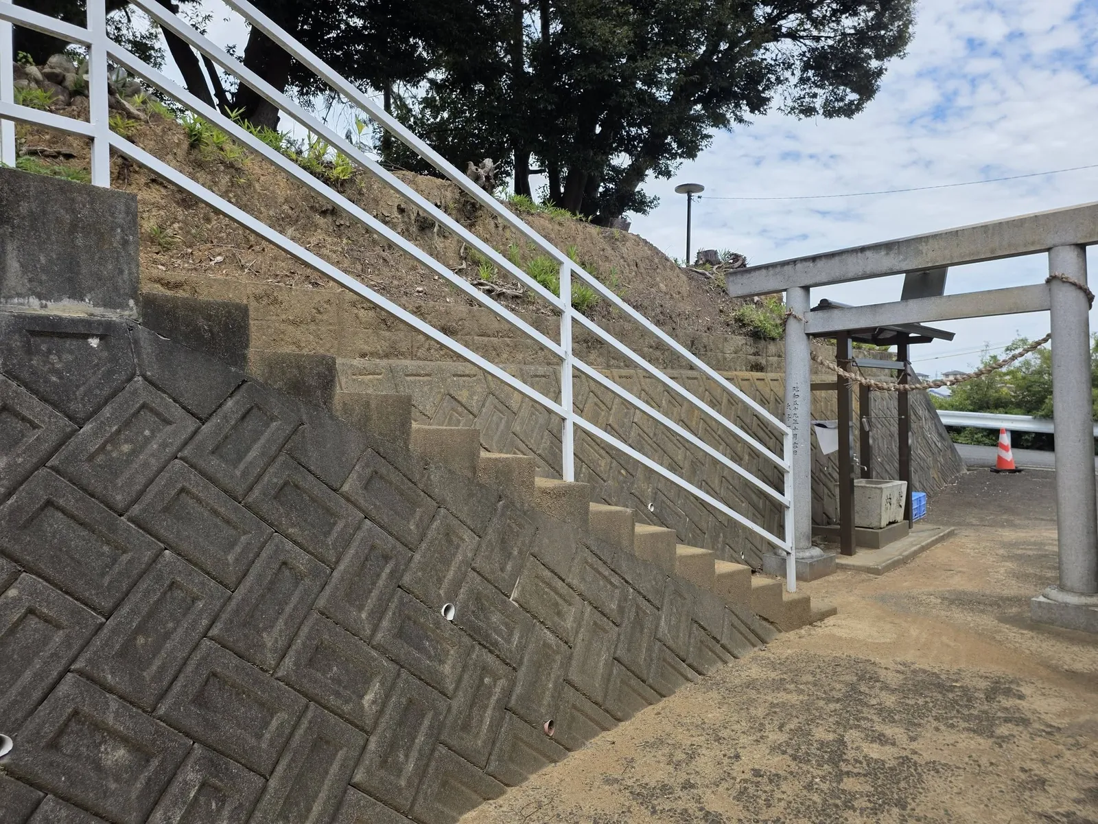 鳥居の脇から社殿へ続く石段を望む。