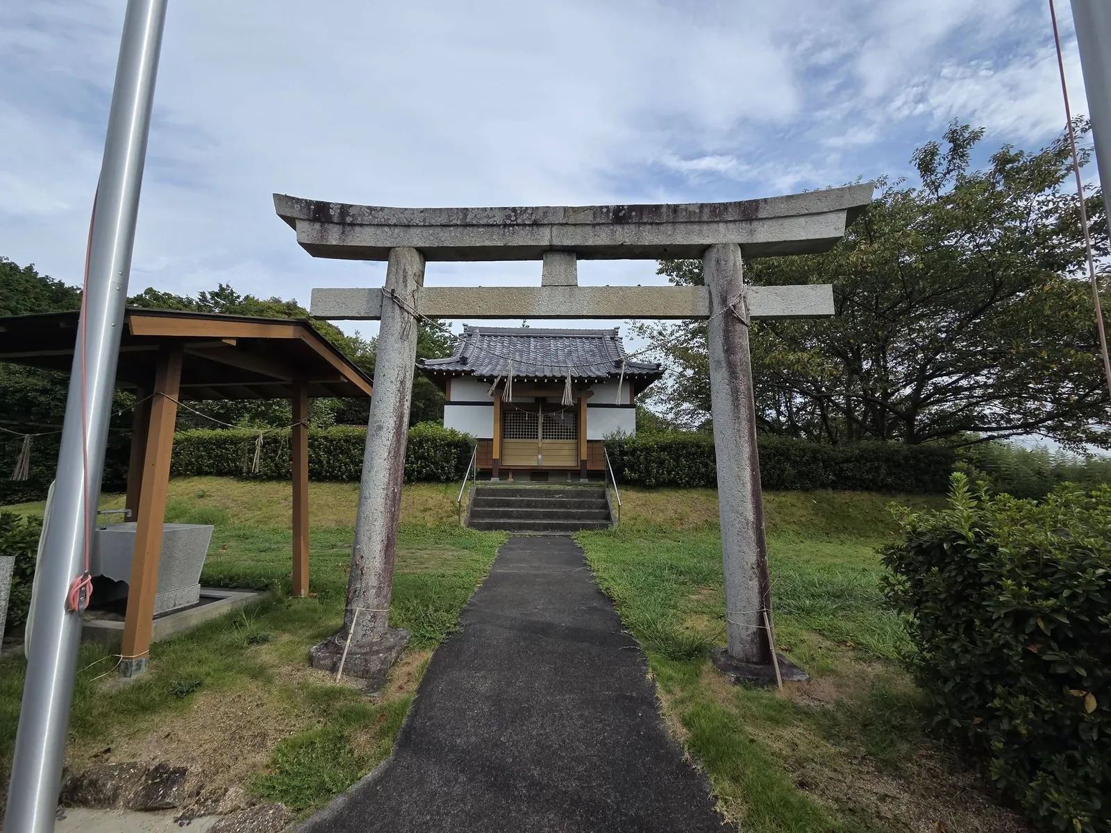 石造鳥居の正面。鳥居から社殿まで一直線に参道が延びる。