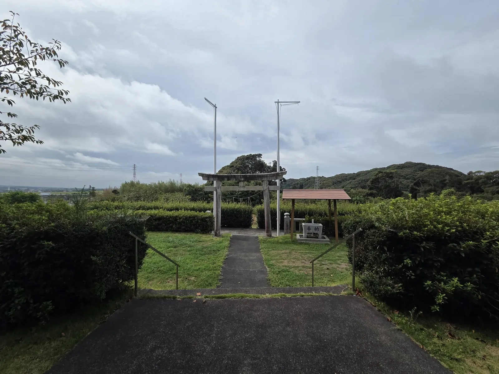 社殿側から鳥居方向を見る参道。境外の田園まで見通せる。