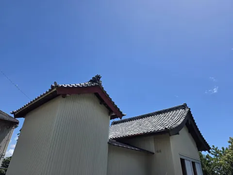 春日神社の社殿屋根。