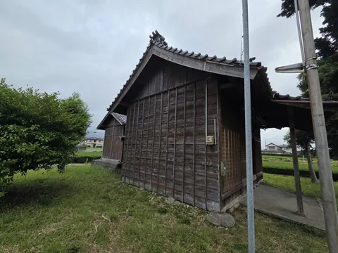 社殿側面。板張りの外壁と屋根の構成を記録する。