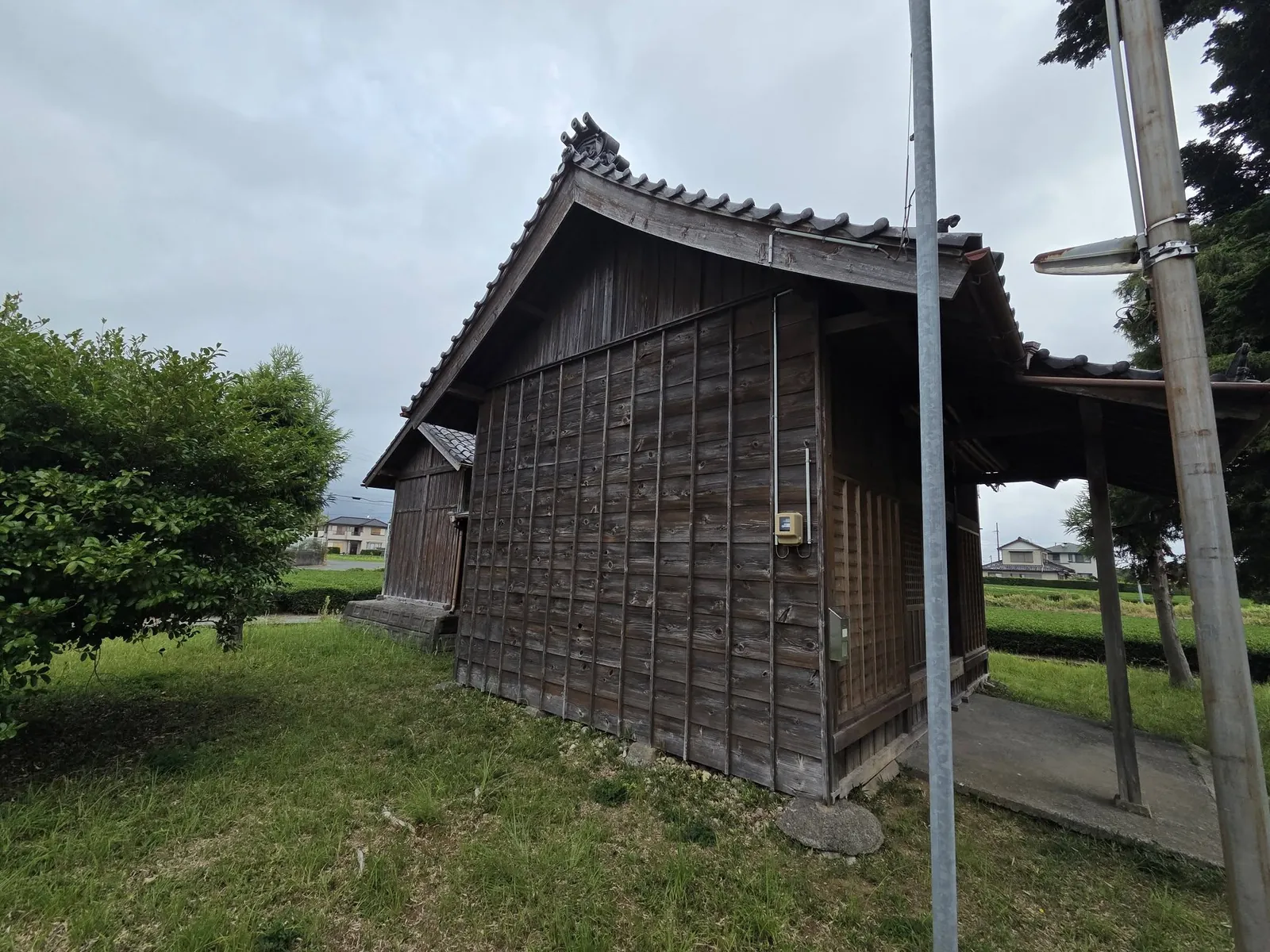 社殿側面。板張りの外壁と屋根の構成を記録する。