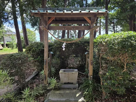 屋根付きの手水舎。「御寶前」と刻まれた水盤が据えられている。