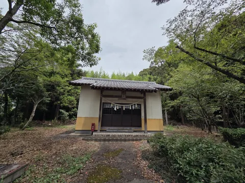社殿正面。社叢に囲まれた境内に鎮座する。