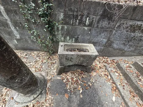 境内に残る石造の水盤。