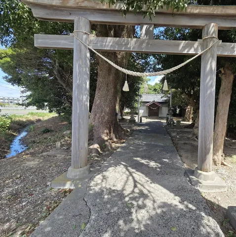 木造鳥居から貴布禰神社の参道と社殿を望む。