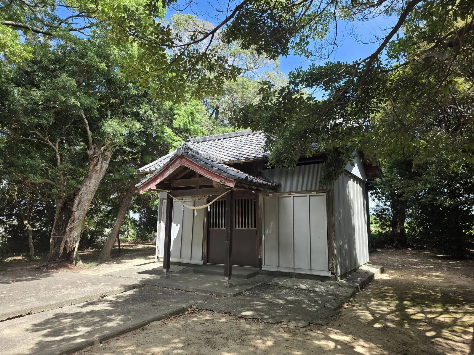 境内から斜め前方に見る貴布禰神社の社殿。