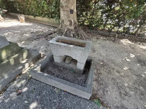 境内の石造手水鉢。