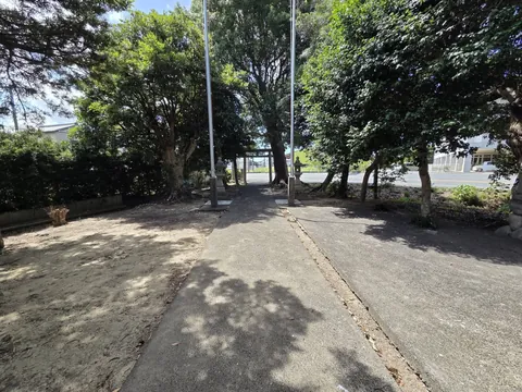 社殿側から参道入口と道路方向を望む。