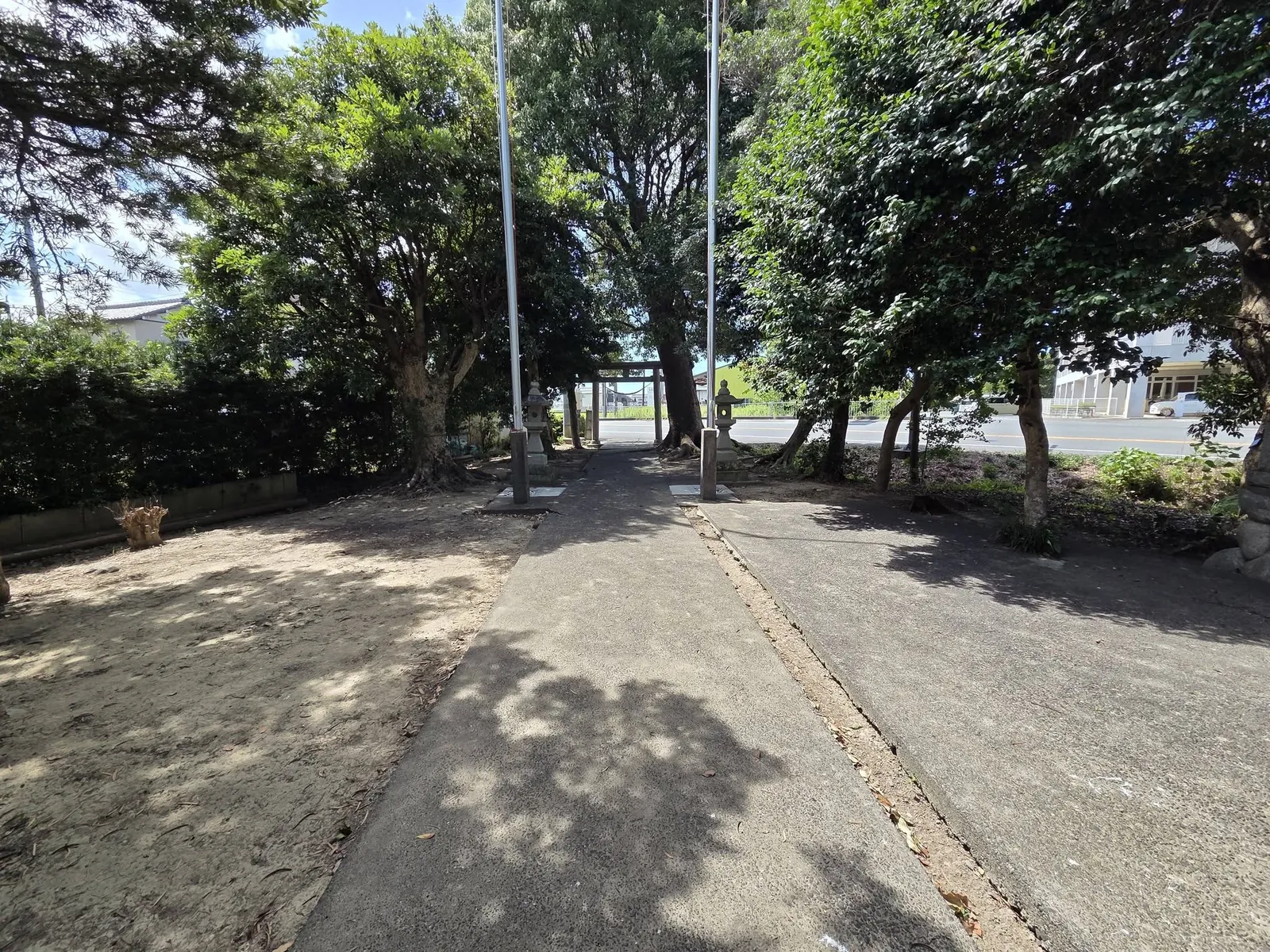 社殿側から参道入口と道路方向を望む。