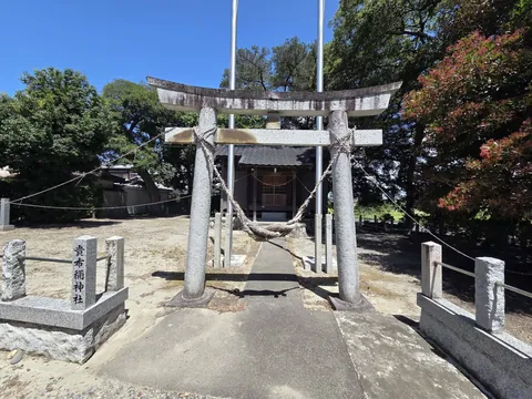 貴布禰神社：社号標と貴布禰神社の石鳥居。