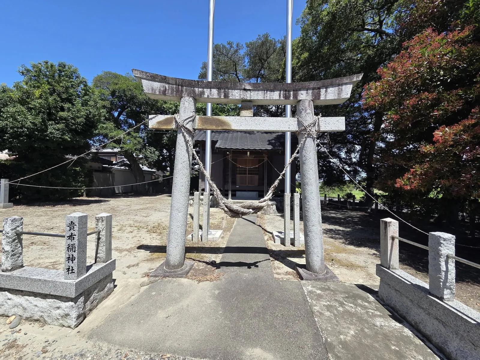 社号標と貴布禰神社の石鳥居。