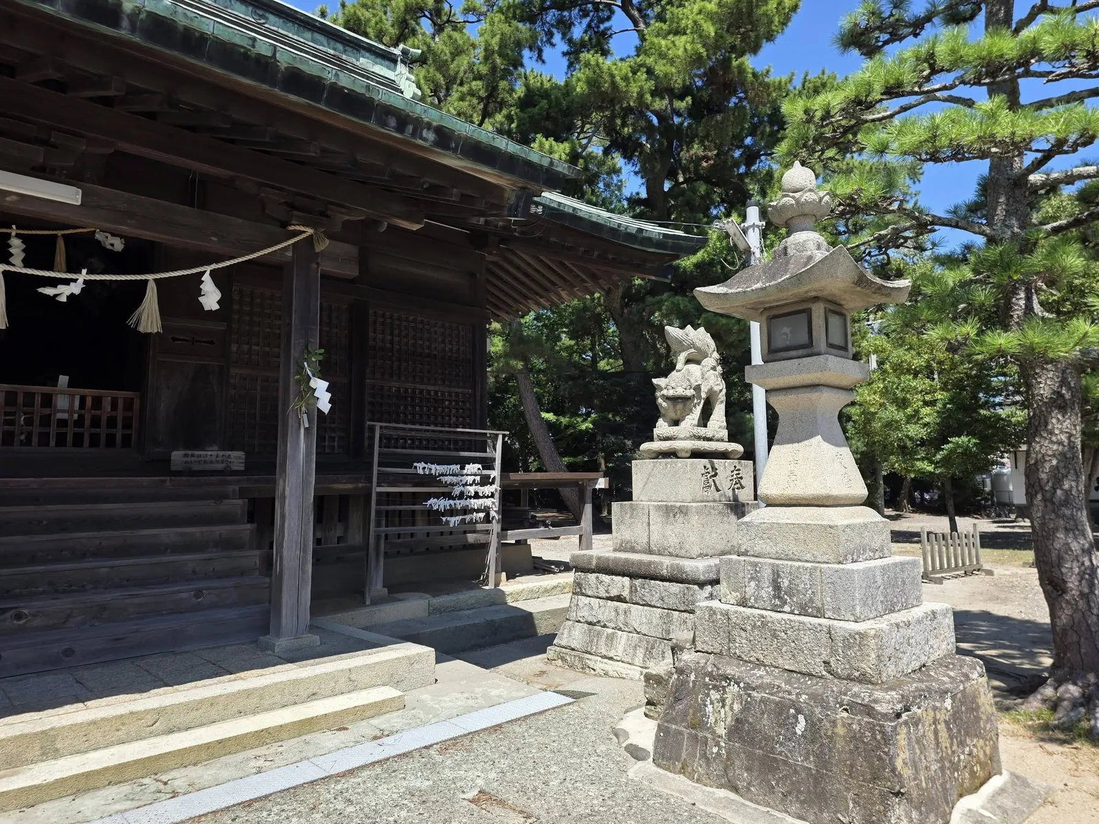 石灯籠と狛犬越しに見た貴船神社の社殿。