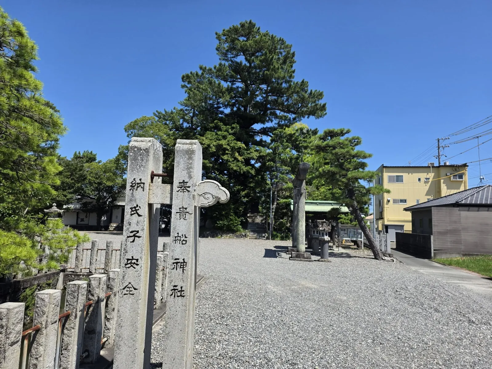 境内入口に立つ貴船神社の社号標。