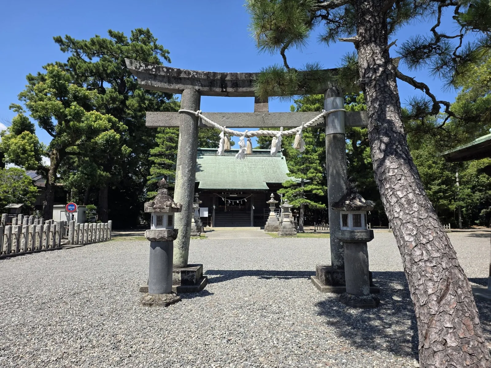 石造鳥居から貴船神社の社殿を望む。