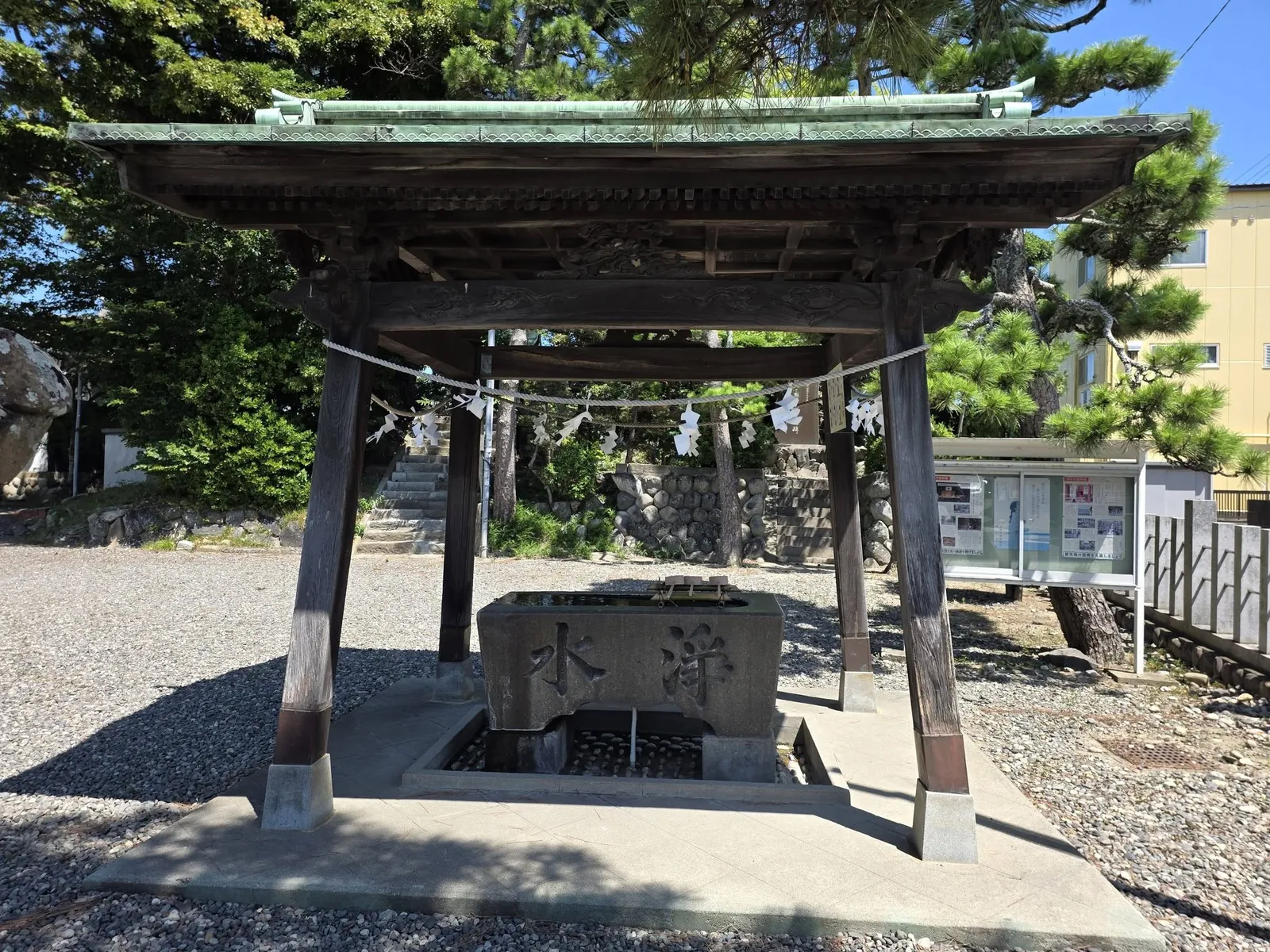 境内の手水舎と石造の手水鉢。