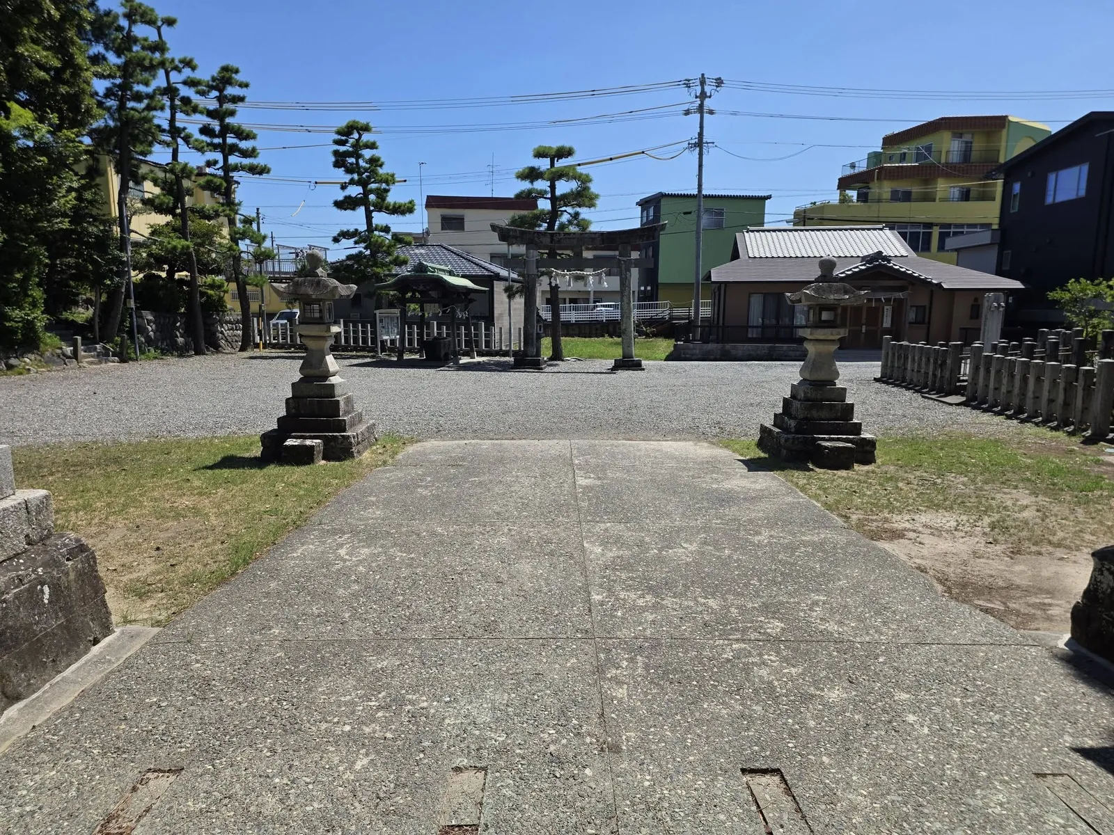 社殿側から鳥居へ向かう境内の参道。