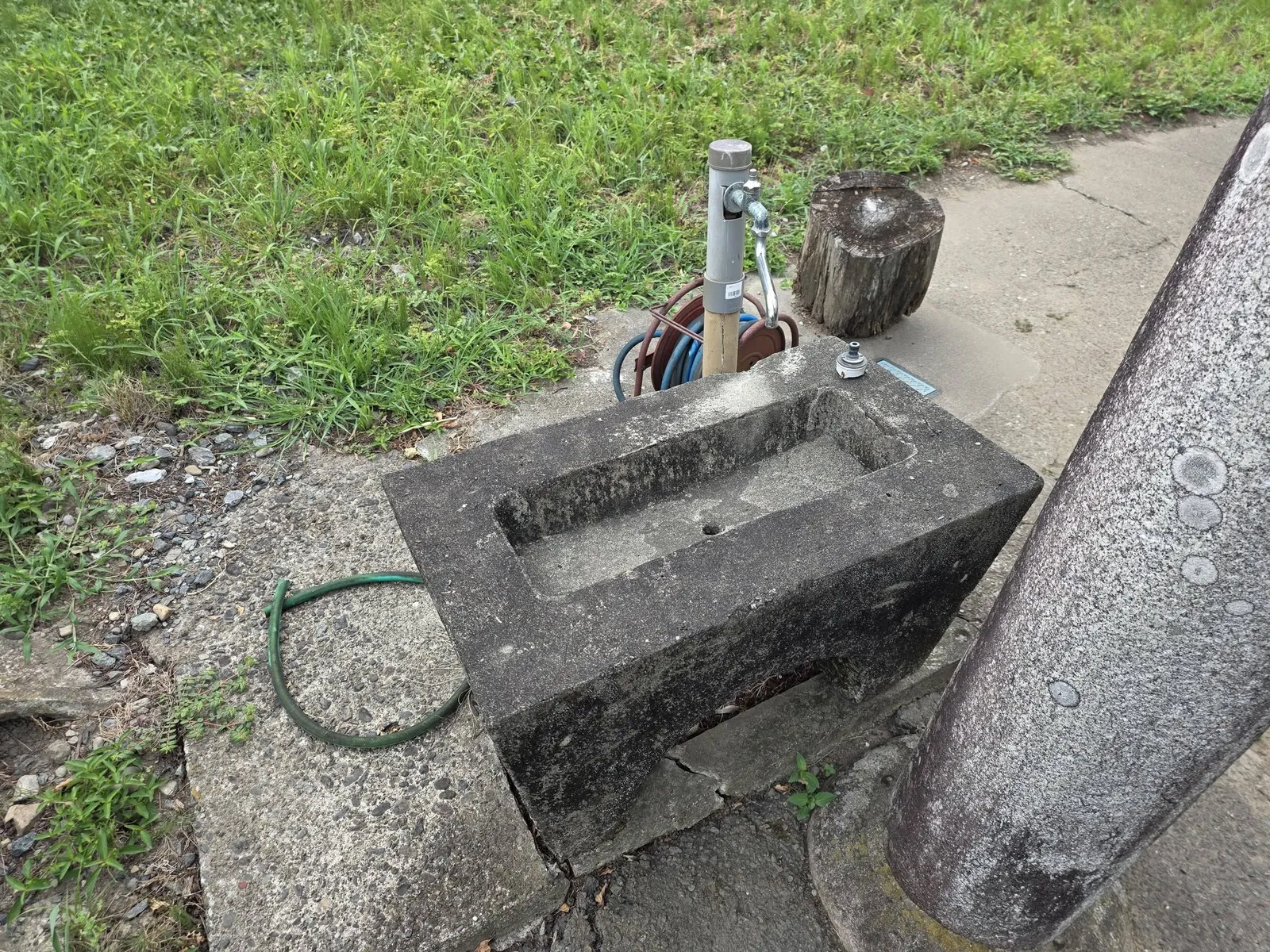 鳥居脇に置かれた石造の手水鉢。