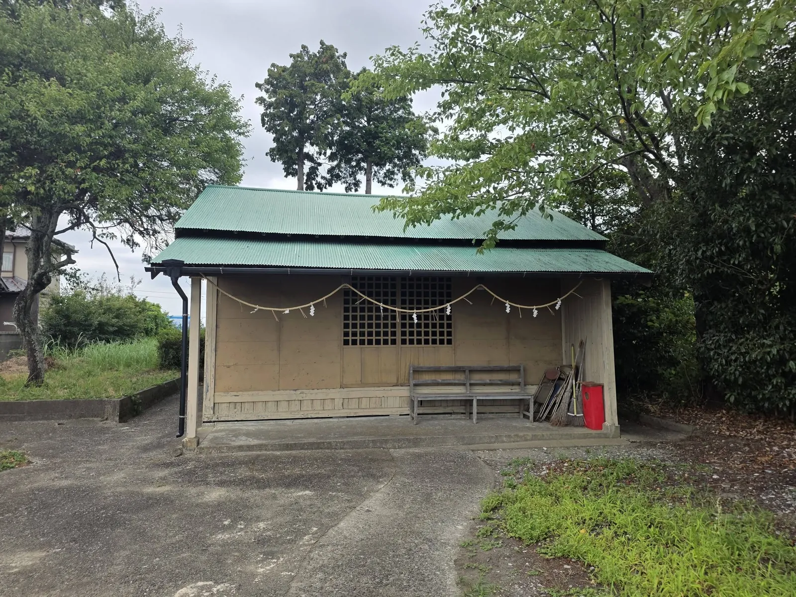 木船神社の社殿正面。向拝に注連縄を掛ける。