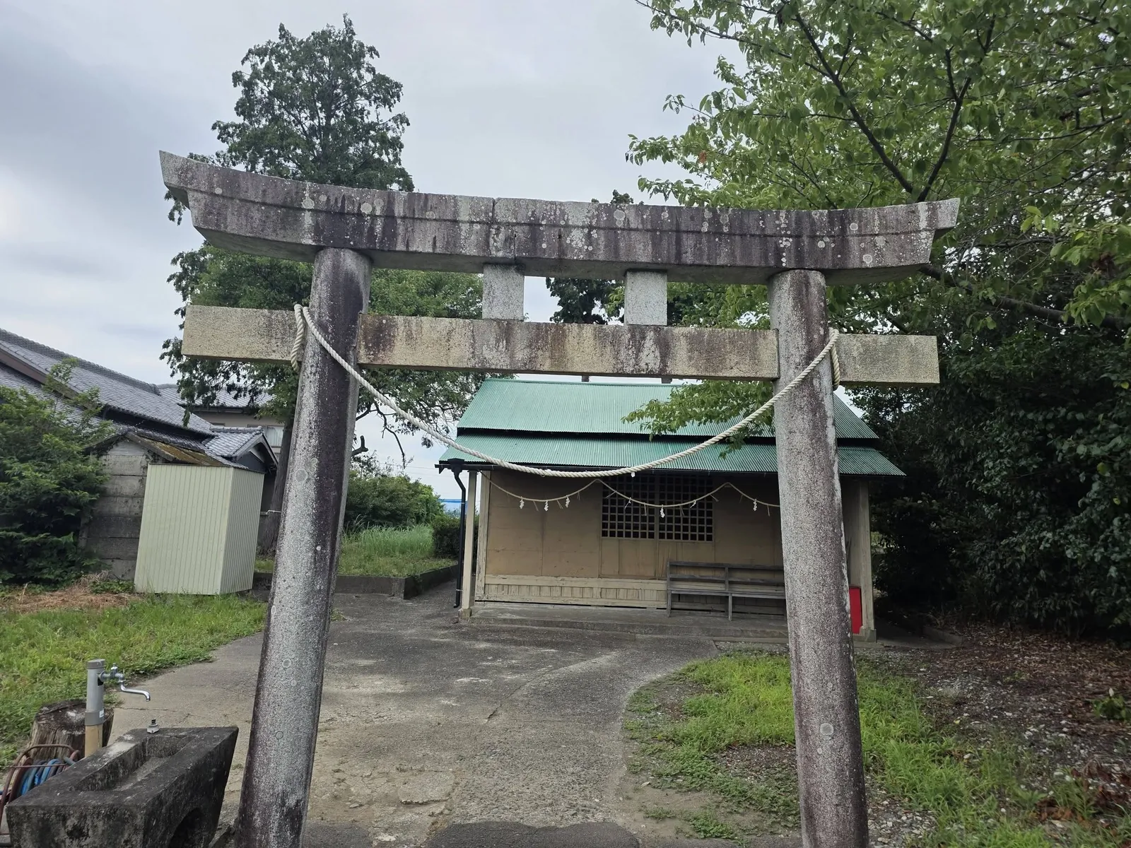 石造鳥居とその奥に鎮座する社殿。